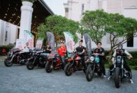 Doan Kieu Dzung, Chairman of Ky Nguyen Group and Co-organiser of Castrol Superbike Fest (extreme left) and the Superbike leaders