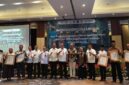 The formal handover of certification to three farmer groups, namely the Rimbo Ulu Palm Oil Farmers Association (PPSRU), the Agro Tani Lestari Consumer Cooperative (KKATL), and the Mandali Jaya Farmers Association (PPMJ).