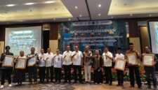 The formal handover of certification to three farmer groups, namely the Rimbo Ulu Palm Oil Farmers Association (PPSRU), the Agro Tani Lestari Consumer Cooperative (KKATL), and the Mandali Jaya Farmers Association (PPMJ).