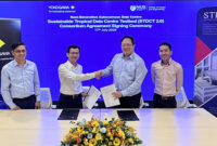 (kiri ke kanan) Mr. Joshua Kyaw Zwa and Mr. Kin Wah Chay of Yokogawa Engineering Asia, and Prof. Lee Poh Seng dan Mr. Ian Loo of NUS pada agreement signing ceremony.