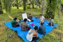 Smallholder farmers take part in a sustainability training session in Subulussalam, Aceh, Indonesia to promote good agricultural practices and responsible palm oil production.